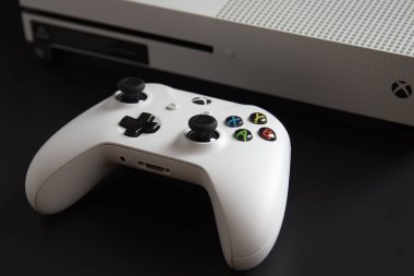 MEXICO CITY, MEXICO - 18 Mart 2021: Beyaz bir Xbox One 'ın oyun denetleyicisi ve konsolu.