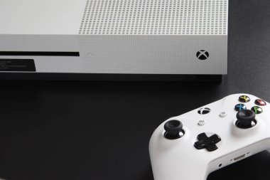 MEXICO CITY, MEXICO - 18 Mart 2021: Beyaz bir Xbox One 'ın oyun denetleyicisi ve konsolu.