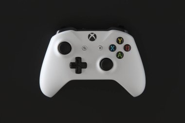 MEXICO CITY, MEXICO - 18 Mart 2021: Beyaz bir Xbox One 'ın oyun denetleyicisi ve konsolu.