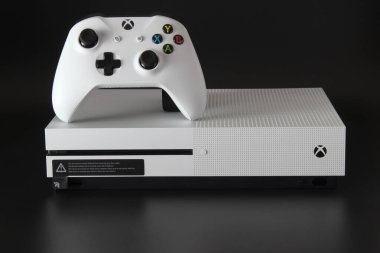 MEXICO CITY, MEXICO - 18 Mart 2021: Beyaz bir Xbox One 'ın oyun denetleyicisi ve konsolu.