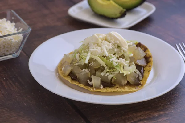 Традиционная Мексиканская Еда Тост Говяжьей Ножки Гуакамоле Салат Сливочный Сыр — стоковое фото