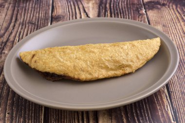 Chicharrn, picadillo ve Guacamole soslu etli quesadilla. Geleneksel Meksika yemekleri.