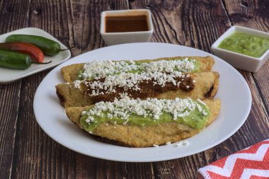 Chicharrn, picadillo ve Guacamole soslu etli quesadilla. Geleneksel Meksika yemekleri.