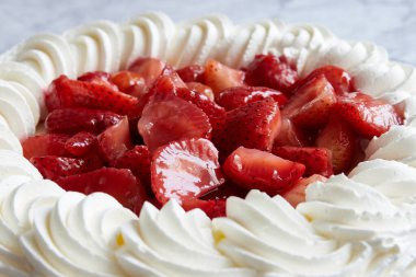 Çilekli cheesecake ve muhallebi