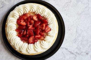 Çilekli cheesecake ve muhallebi