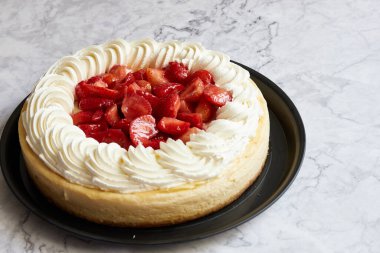 Çilekli cheesecake ve muhallebi
