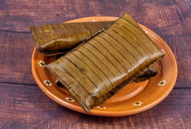 Tipik Meksika yemeği, Veracruz veya jarochos tamale, muz yaprağı, mısır unu ve kırmızı adobo ile hazırlanmış. İspanyol yemekleri, yani, İspanyolların Amerika 'ya gelişinden beri hazırlanan yemekler.