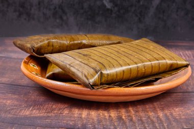 Tipik Meksika yemeği, Veracruz veya jarochos tamale, muz yaprağı, mısır unu ve kırmızı adobo ile hazırlanmış. İspanyol yemekleri, yani, İspanyolların Amerika 'ya gelişinden beri hazırlanan yemekler.