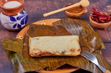Tipik Meksika yemeği, Veracruz veya jarochos tamale, muz yaprağı, mısır unu ve kırmızı adobo ile hazırlanmış. İspanyol yemekleri, yani, İspanyolların Amerika 'ya gelişinden beri hazırlanan yemekler.