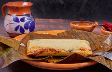 Tipik Meksika yemeği, Veracruz veya jarochos tamale, muz yaprağı, mısır unu ve kırmızı adobo ile hazırlanmış. İspanyol yemekleri, yani, İspanyolların Amerika 'ya gelişinden beri hazırlanan yemekler.