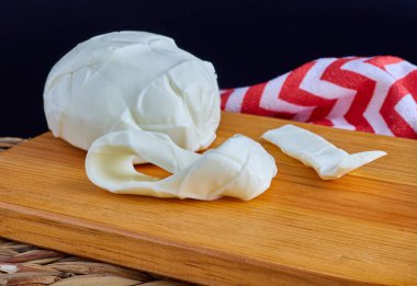 Quesillo veya Oaxaca peyniri, Meksika 'nın geleneksel Meksika yemekleri. Quesadillas hazırlamak için düzenli olarak kullanılır..