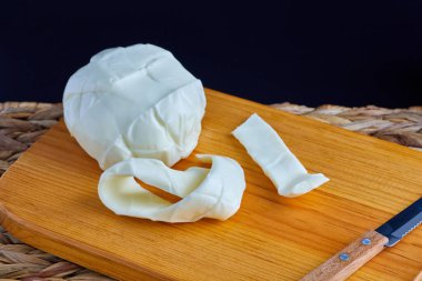 Quesillo veya Oaxaca peyniri, Meksika 'nın geleneksel Meksika yemekleri. Quesadillas hazırlamak için düzenli olarak kullanılır..