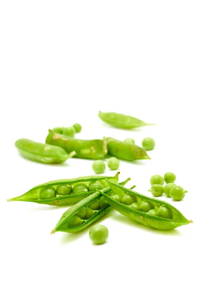新鲜豌豆 白色背景的新鲜绿豆 — 图库照片