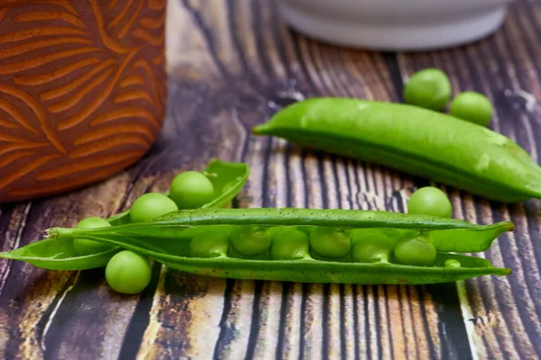 Frische Erbsen Hülsenfrüchte Einem Mexikanischen Tontopf — Stockfoto