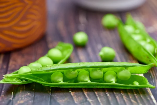 Frische Erbsen Hülsenfrüchte Einem Mexikanischen Tontopf — Stockfoto