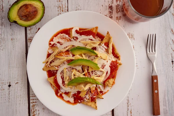 Chilaquiles Rojos Con Pollo Aguacate Comida Tradicional Mexicana Para Desayuno —  Fotos de Stock