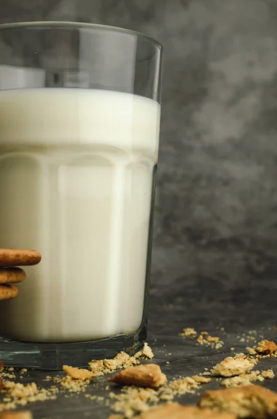 Glas Mjölk Med Kakor Och Strukturerad Bakgrund — Stockfoto