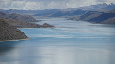 Tibet 'teki YamdrokTso Gölü