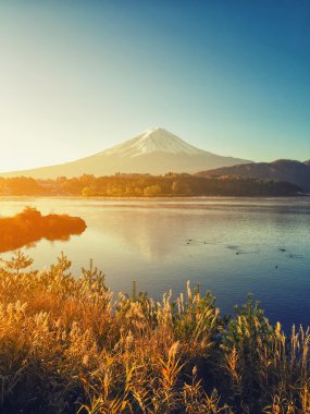 Fujisun Gölü Kawaguchiko, Japonya. Fuji Dağı üzerinde gündoğumu