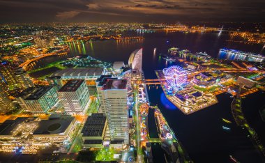 Yokohama Cityscape ve Minato Mirai koyunda hava gece görünümü 
