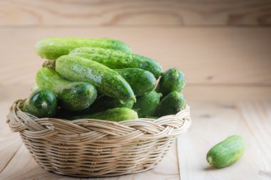 Ahşap sepet içinde taze salatalık