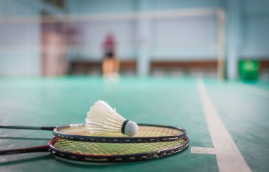 Badminton topu (raketle) ve raket Kortu katta