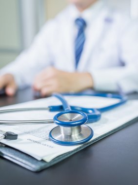 Tıp doktor çalışma tablosu. Stetoskop üzerinde odaklanmak