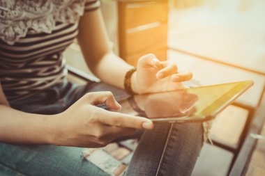 eller multitasking kadın tablet kullanma