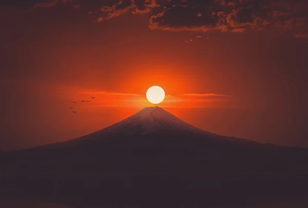 Göl kawaguchiko gündoğumu üzerinde Fuji Dağı'nın silüeti. 