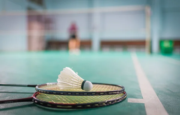 Balón de bádminton (Shuttlecock) y raqueta en el suelo de la cancha —  Fotos de Stock