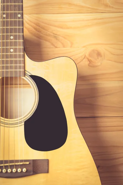 Ahşap arka planda akustik gitar 