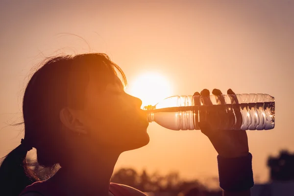 Weibchen trinkt eine Flasche Wasser — Stockfoto