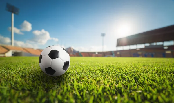 Minge de fotbal pe iarbă pe stadionul de fotbal — Fotografie, imagine de stoc