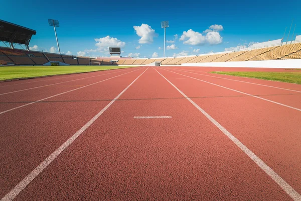 Pista de atletismo roja en estadio —  Fotos de Stock