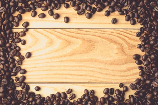 Kaffeebohnen auf dem Tisch. Freiraum für Ihren Text. — Stockfoto