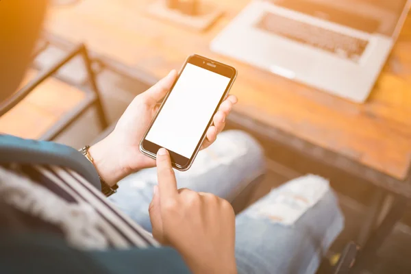 Smartphone beyaz ekran tutan el.