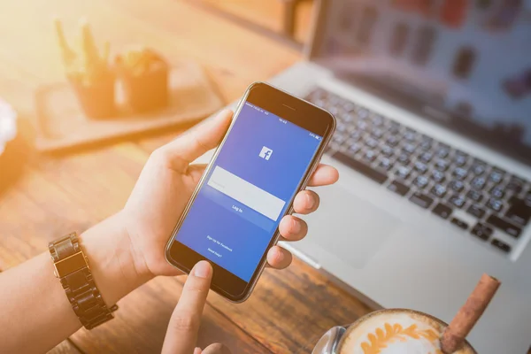 Apple iphone 6 kullanarak Facebook uygulamada oturum çalışan bir kadına