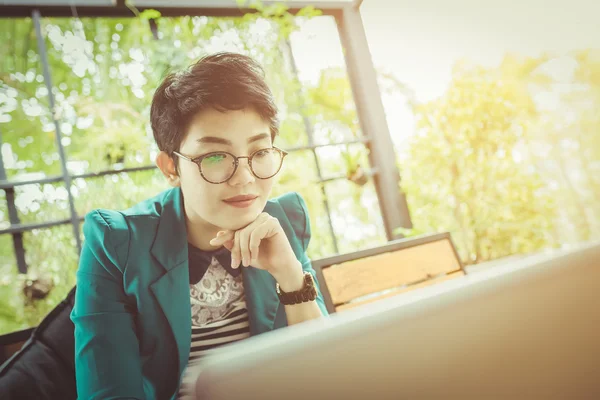 kafede dizüstü kullanan kadın.