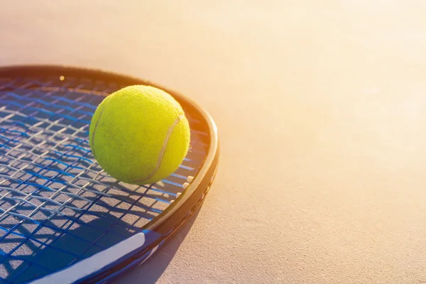 Pelota de tenis y raqueta —  Fotos de Stock