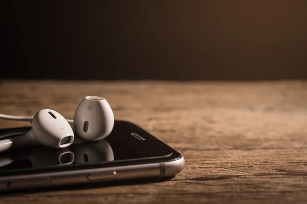 Headphone and phone media portable on dark tone. — Stock Photo, Image