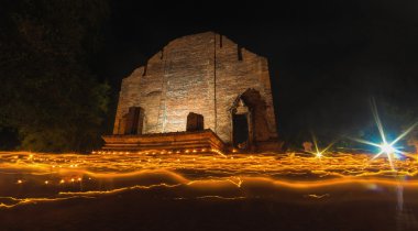 Mum rite yürüyüşün Ayutthaya Maheyong tapınağında sallayarak ışık