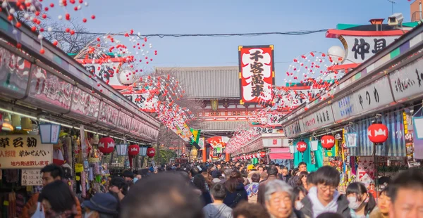 Tokyo, Japonya - Ocak, 2015: Nakamise alışveriş caddesi