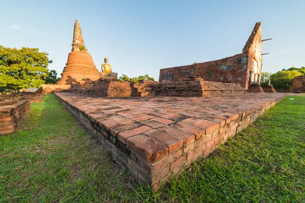 Asian religious architecture. Ancient sandstone sculpture of Bud — Stock Photo, Image