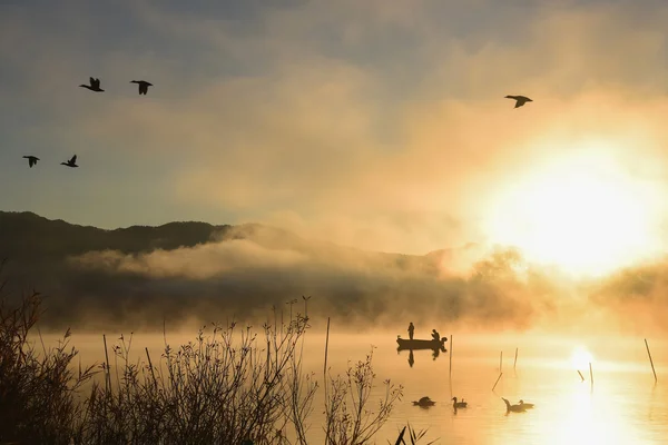 Soluppgång på sjön Kawaguchiko, människor fiske — Stockfoto