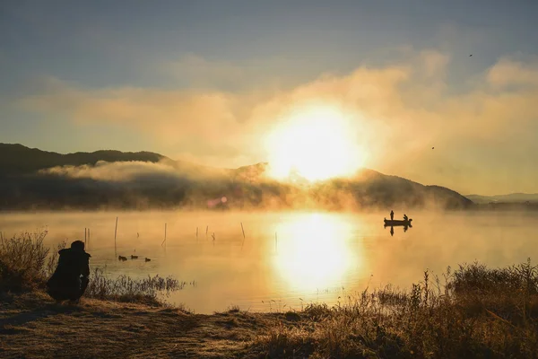 Nascer do sol no lago Kawaguchiko, Pessoas que pescam em um barco, silhueta — Fotografia de Stock