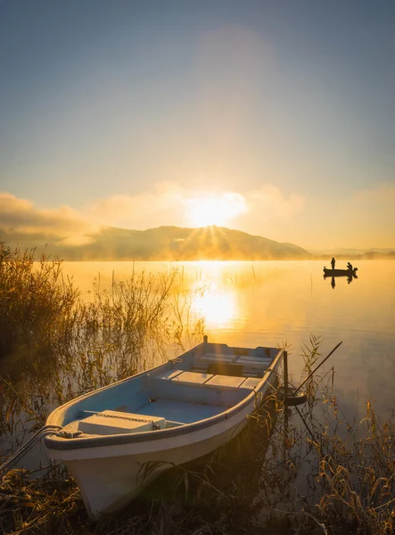 Båtar på sjön Kawaguchiko, sunrise, människor som fiskar på en båt, — Stockfoto