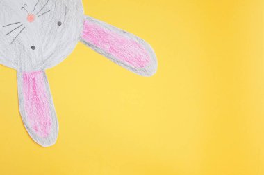 Sarı arka planda Paskalya Tavşanı kulakları