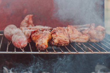 Izgarada ızgarada leziz et. Kapatın. Tavuk, biftek ve sosis.