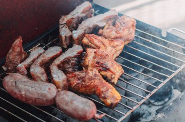 Izgarada ızgarada leziz et. Kapatın. Tavuk, biftek ve sosis.