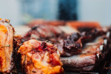 Buharlı ızgarada nefis et. Kapatın. Tavuk, sığır eti.